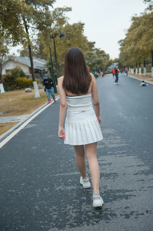 [魔镜街拍] 120 吊带短裙性感肉丝小姐姐 - 魔镜街拍